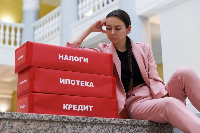 Тяжело быть в постоянном долгу | Источник: Алексей Волхонский / V1.RU