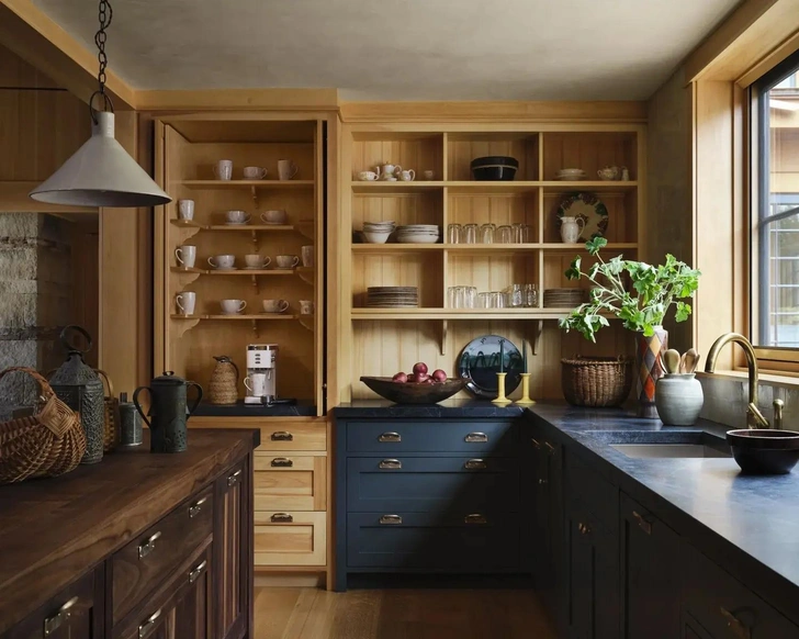 Краска на фадах кухни, Farrow & Ball. Подвесной светильник, Natalie Page. | Источник: Дэвид Митчелл