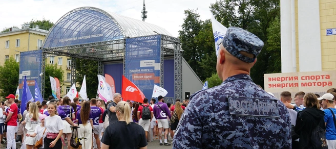 Росгвардейцы обеспечили порядок на Дне физкультурника в Кирове | Источник: 43.rosguard.gov.ru