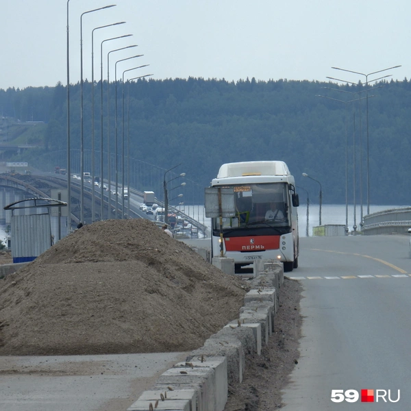 Автобусные остановки перенесут ближе к надземному пешеходному переходу | Источник: Кирилл Хафизов / 59.RU