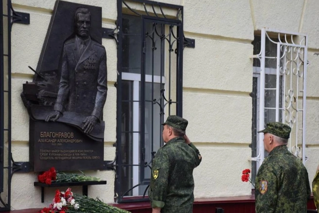 Мемориальная доска появилась на стене КМЗ, где трудился конструктор | Источник: Пресс-служба администрации Кургана