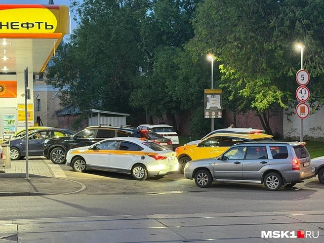 Уже несколько недель водители в Москве и области не могут нормально заправить свои машины | Источник: читатель MSK1.RU