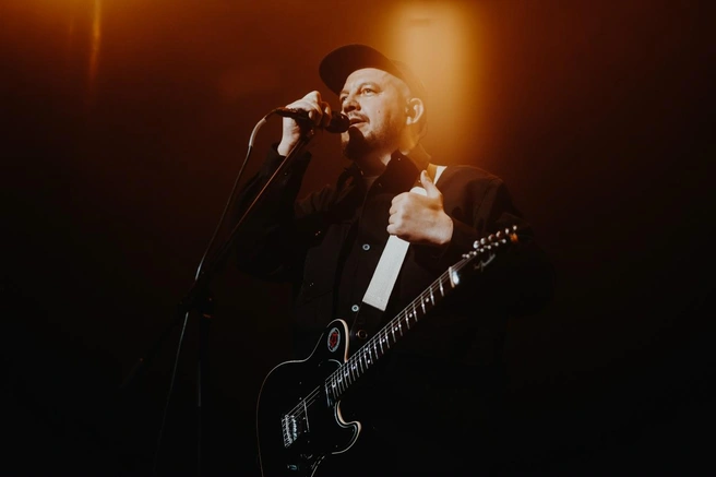 В 2018 году лидер группы «Смысловые Галлюцинации» выпустил первый полноценный сольный альбом «НОРМАЛЬНО ВСЁ», который был хорошо принят и критиками, и слушателями | Источник: Сообщество «Сергей Бобунец и его команда» / Vk.com