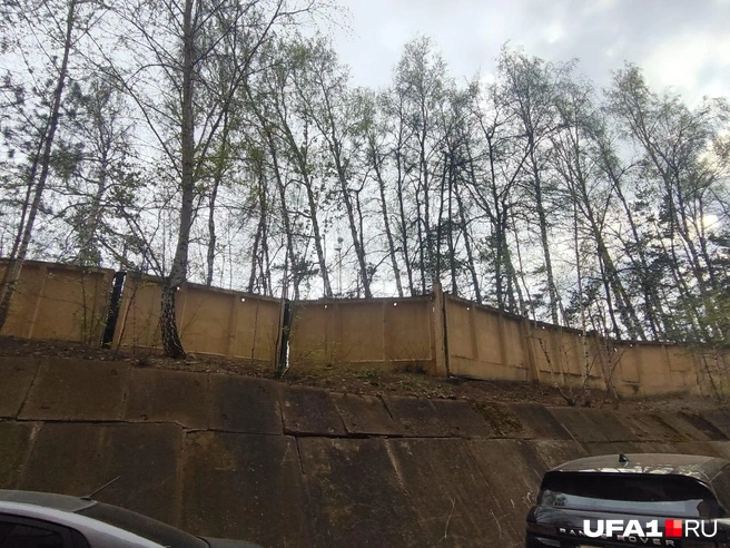 За бетонным забором&nbsp;виднеется очередная вышка | Источник: Марина Каримова / UFA1.RU