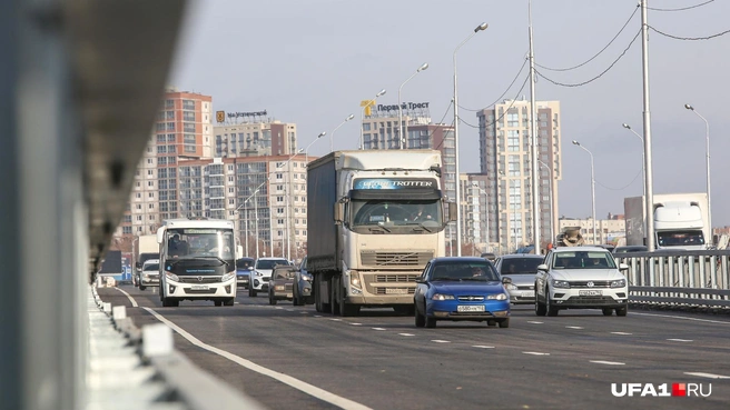 На мосту через реку Берсувань на трассе Уфа — Оренбург организуют реверсивное движение | Источник: Тимур Шарипкулов / UFA1.RU