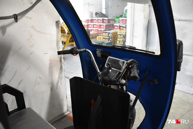 Варианты с мотоциклетным рулем имеют газ на правой рукоятке | Источник: Артем Краснов