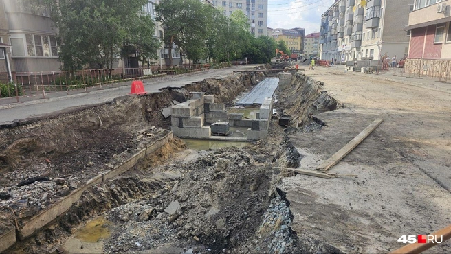 Участок по Тобольной меняют полностью, воду после ливней пришлось откачивать | Источник: Дарья Никитченко
