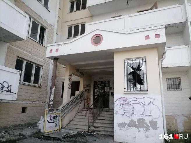 Здесь живут бездомные, а на верхних этажах и крыше проводят время подростки | Источник: Сабина Бондарь / 161.RU