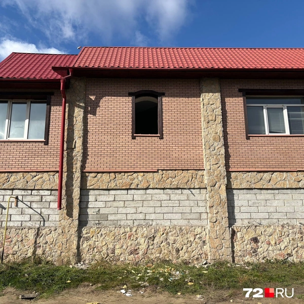 Рабочие демонтируют окна добротного дома | Источник: Мария Токмакова / 72.RU