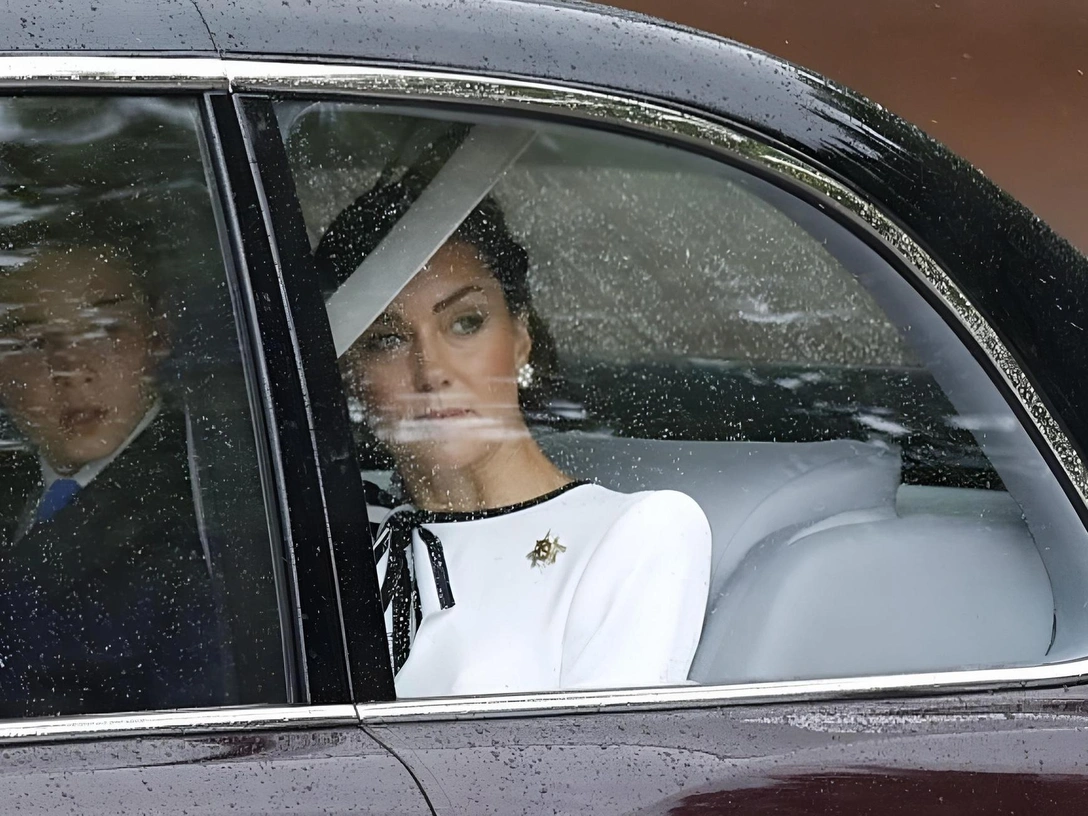 Принцесса Кейт и принц Джордж едут к Букингемскому дворцу, 15 июня 2024 | marieclaire.ru