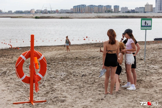 Молодежь опробовала пляж одной из первых | Источник: Ирина Шарова / 72.RU