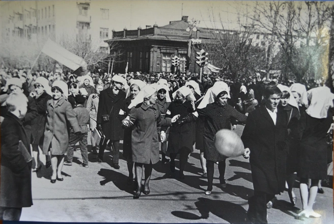  1 мая 1969 г. Колонна Курганского медицинского училища | Источник: Старый Курган