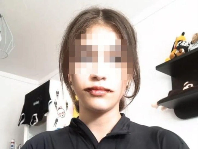 Девочка говорит, что это просто грим, а не шрамы после операции | Источник: Tiktok.com