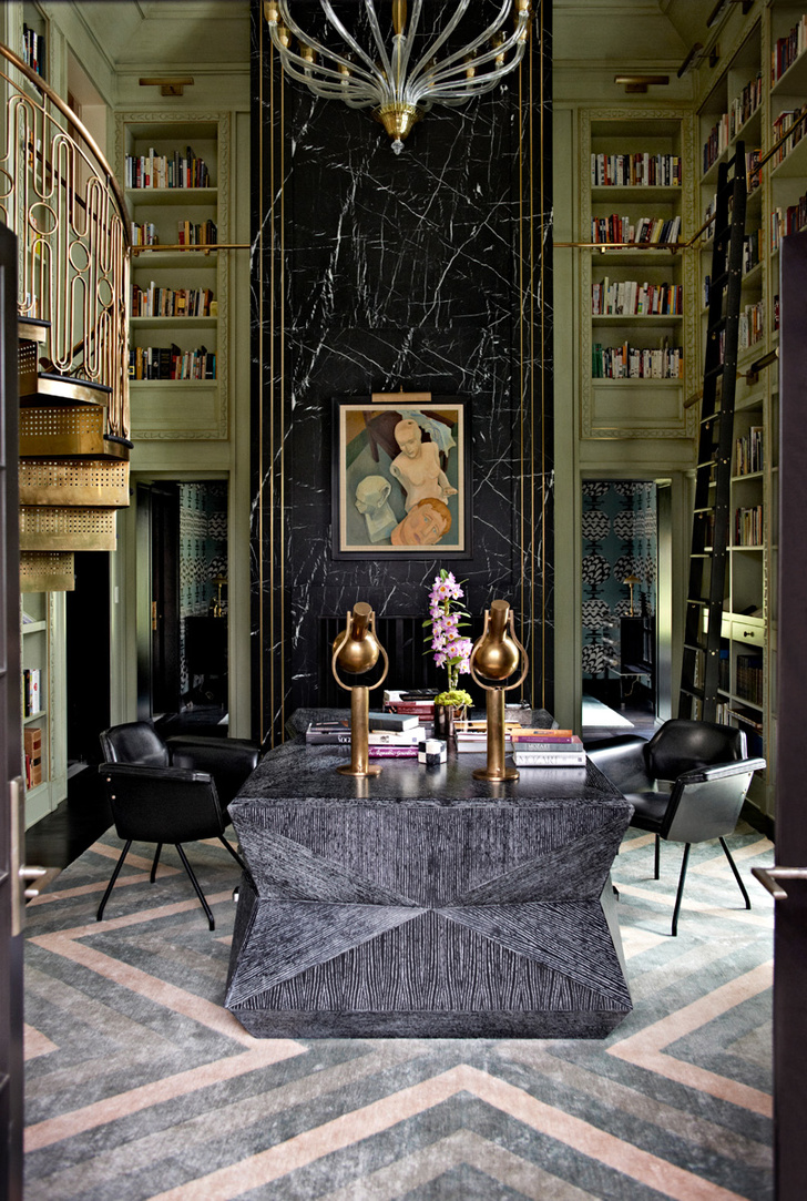 Библиотека. Стена украшена мраморной панелью в обрамлении из латуни. Винтажный столик из камня куплен в галерее John Salibello Antiques. Винтовая лестница с ажурными перилами из латуни спроектирована Келли Уэстлер.