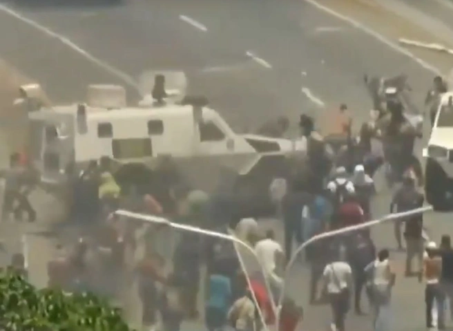 Видео: венесуэльские военные на броневиках давят протестующих | ya62.ru