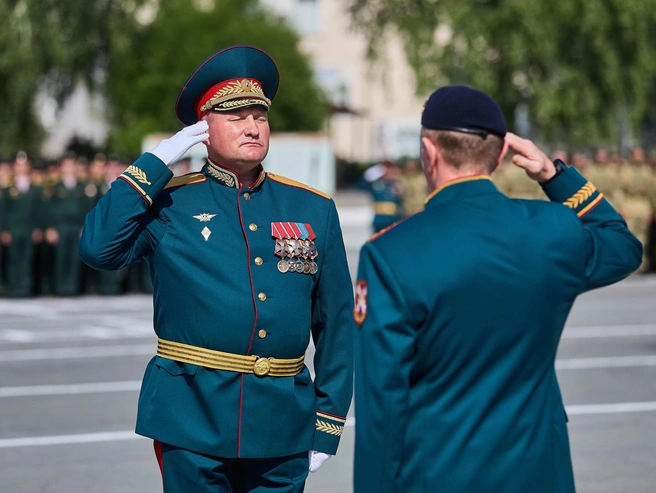 Начальник института Валерий Косухин поздравил выпускников | Источник: Александр Ощепков / NGS.RU