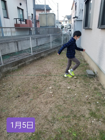 Мальчик победил сорняки на заднем дворе, бегая по ним каждый день по полчаса