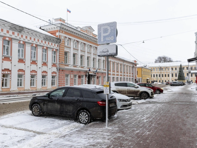 Напротив мэрии на улице Андропова, где введена платная парковка, автомобилей значительно меньше. | Источник: Артем Бауман / 76.RU