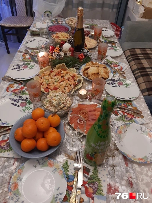 Мандарины и шампанское — одни из главных атрибутов на новогоднем столе | Источник: Елена Малышеа