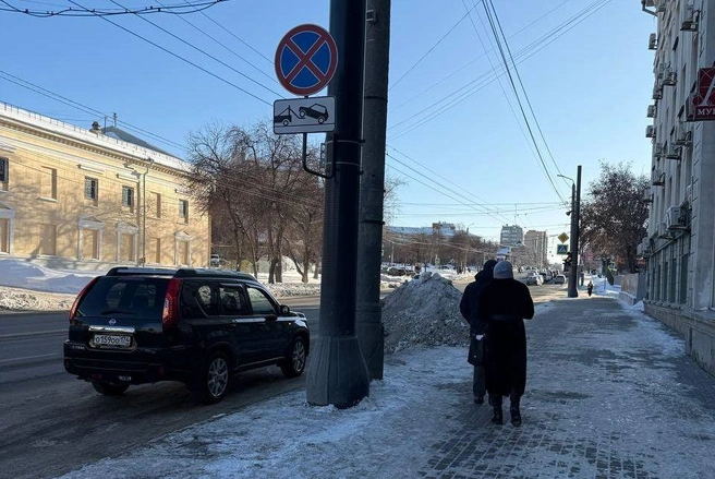 Воровского, 2, около здания КУиЗО, где не так давно засветился Ford с номером ВОР. Водитель этого Nissan X-Trail встал аккурат под знаком, считая, видимо, что номера ООО&nbsp;спасут и от сглаза, и от эвакуатора | Источник: читатель 74.RU
