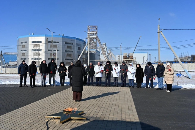 Работники Гремячинского ГОКа возложили цветы к стеле Памяти | Источник: Светлана Иванова