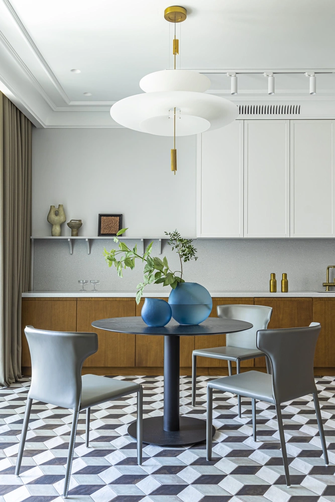 Кухонная мебель сделана на заказ по эскизам дизайнера в компании «Швед Мебельные решения». Стол, Delo. Стулья, That's Living. Кухня. Трековый свет, Donolux. Подвесной светильник, Vibia. Вазы, Moon Stores. | Источник: Варвара Чеснокова. Стиль: Дарья Ишкараева