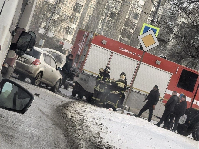 Сначала загоревшаяся машина стояла на дороге | Источник: Волгоград Красноармейский / T.me