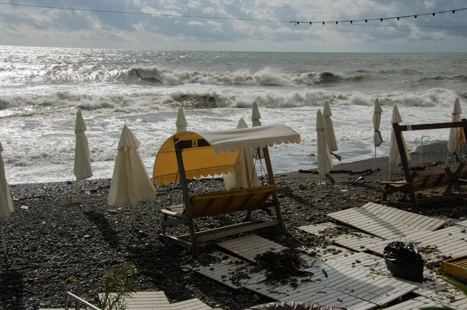Пляж «Цирк» микрорайона Светлана закидало мусором и камнями | Источник: Оксана Витязь / SOCHI1.RU