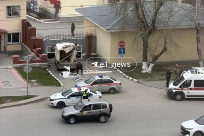 Газель врезалась в КПП в Екатеринбурге, прибыли силовики