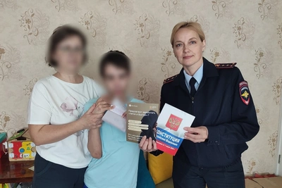 Полицейские Златоуста вручили паспорта на дому маломобильным гражданам