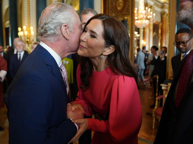 Король Карл III приветствует Мэри, наследную принцессу Дании