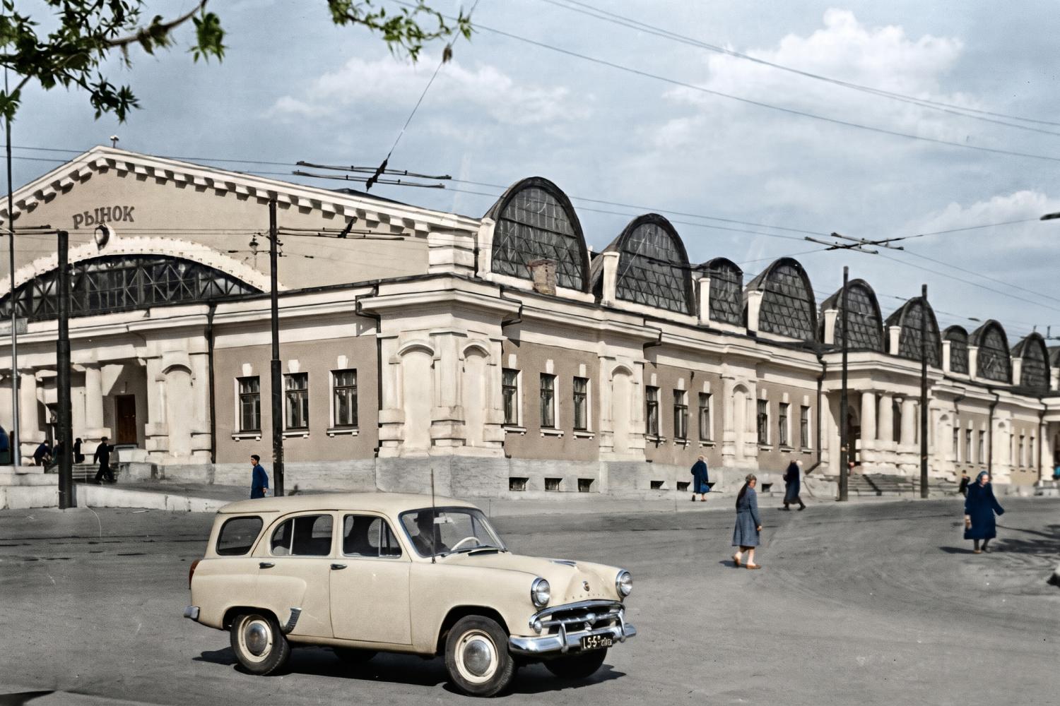 Губернский рынок в 1960-м году. Тогда он назывался «Крытый». Мы публиковали фото, которые сделаны внутри рынка в 50-е.  | Источник: цвет восстановлен с помощью ИИ
