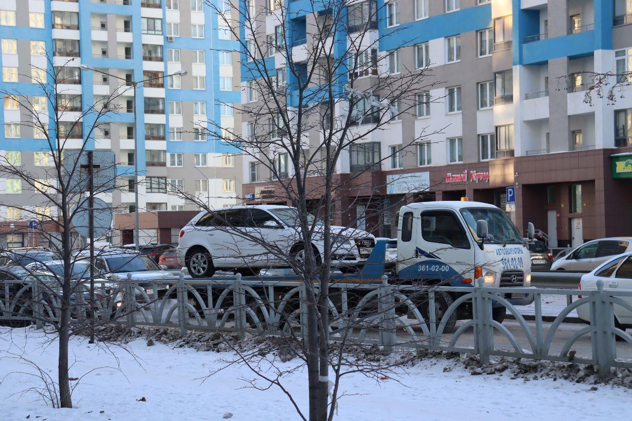 В Академическом массово эвакуируют автомобили, чтобы расчистить дороги от  снега, 26 января 2023 г. - 26 января 2023 - Е1.ру