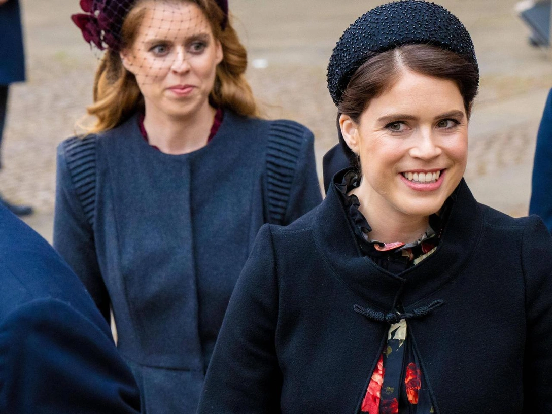 Принцесса Беатрис и принцесса Евгения на службе в честь принца Филиппа в Вестминстерском аббатстве, 29 марта 2022 год | marieclaire.ru