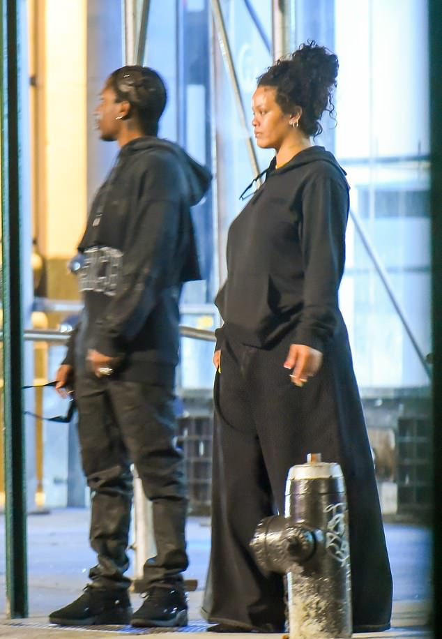 Мама и папа отдыхают: Рианна в черных брюках-трубах и худи гуляет по Нью-Йорку с ASAP Rocky