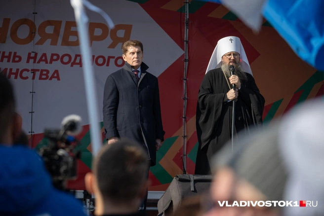 Губернатор Олег Кожемяко и митрополит Владивостокский и Приморский Павел поздравили гостей с праздником лично | Источник: Елена Буйвол / VLADIVOSTOK1.RU