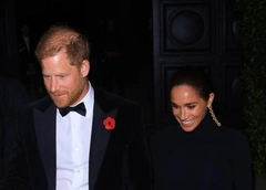 Гарри и Меган в черном, Ким Кардашьян, укравшая образ у Холли Берри: Крис Дженнер отметила 70-летие в особняке Джеффа Безоса