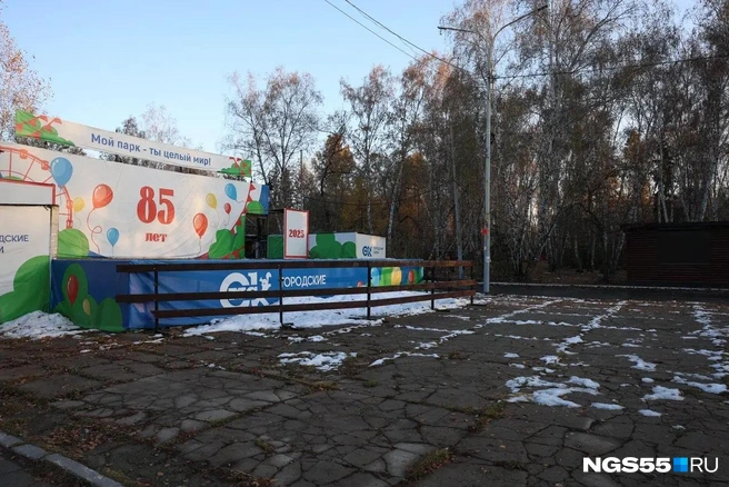 Сцена в парке нуждается в обновлении | Источник: Евгений Софийчук / NGS55.RU