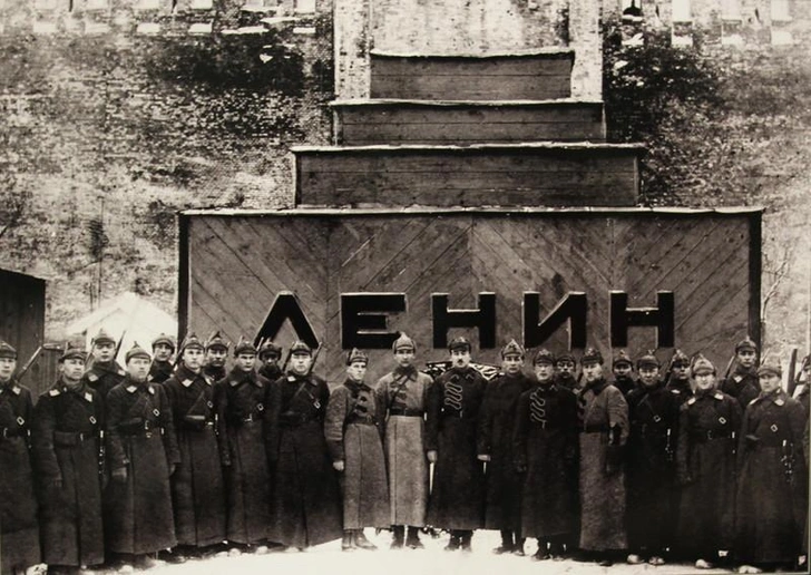 Первый мавзолей, 1924 год. | Источник: wikipedia.org
