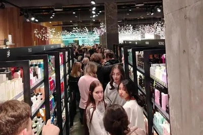 Иркутяне создают очереди в косметических магазинах перед 8 Марта