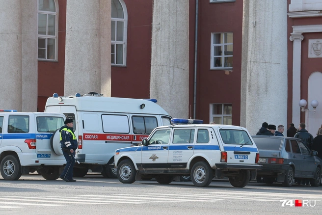 Собираться там люди начали за час до начала. Рядом дежурили полиция и врачи | Источник: Михаил Шилкин 