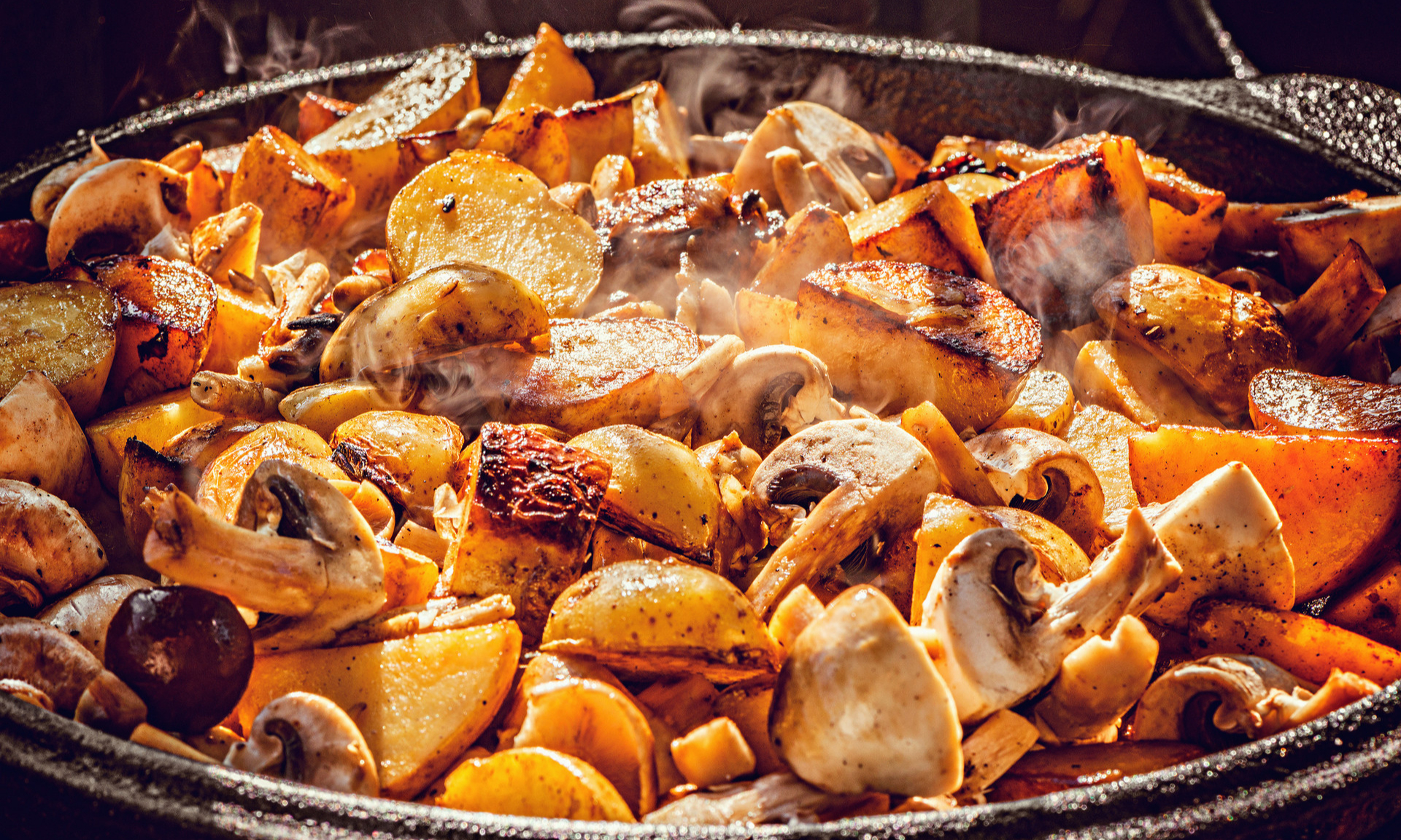 7 способов приготовить картошку с грибами на сковороде и в духовке - Лайфхакер