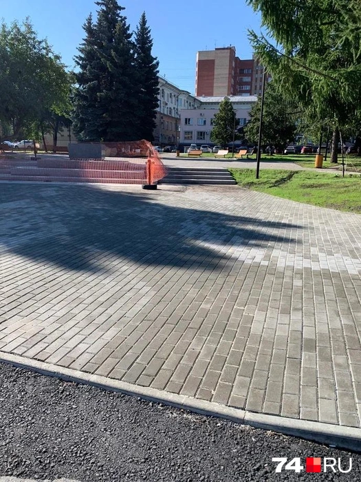 Зачем сквер так возвышается над тротуаром&nbsp;— загадка | Источник: Людмила Орлова