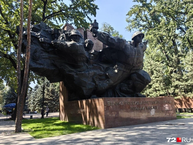 В Казахстане любят делать огромные памятники | Источник: Павел Красоткин / 72.RU 