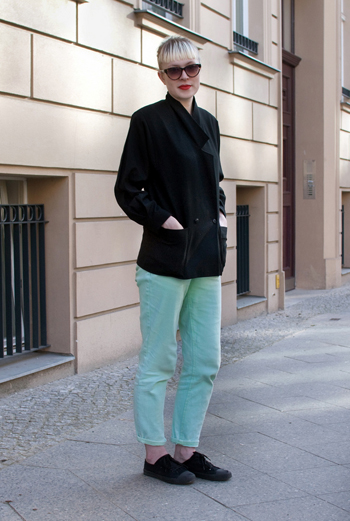 Фотографы-блогеры Mary Scherpe&Dario Natale (Stil in Berlin) познакомились с Rosie. Ей – 28, она живет в Белфасте, что в Северной Ирландии, увлекается музыкой и одеждой в стиле винтаж. Ее стиль – брюки цвета нежной бирюзы, двубортный пиджак с большими карманами, алая помада.