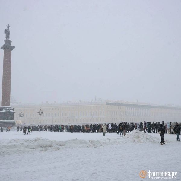 В Эрмитаже посоветовали приходить заранее и угоститься горячим чаем | Источник: Валентин Егоршин / «Фонтанка.ру»