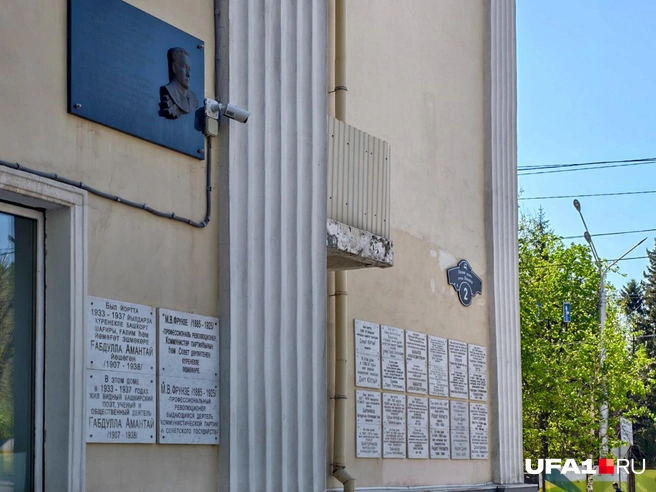 Мемориальных плит почти на всю стену | Источник: Булат Салихов / UFA1.RU