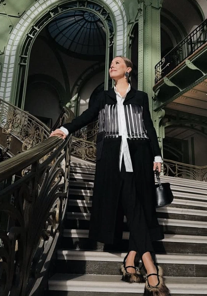 Несколько дней Ксения блистала в Париже. Звезда выглядела идеально, но мы же знаем, что в это время творилось в ее номере