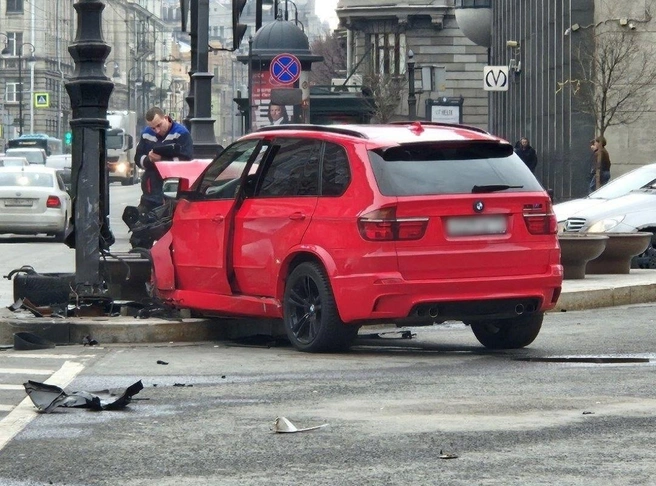 Водитель красного BMW после пьяной аварии на площади Льва Толстого надолго отлучен от руля | Источник: Дорожный инспектор