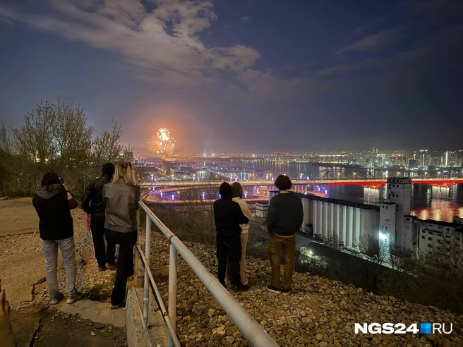Люди смотрят салют в «Орбите» | Источник: Кадрия Катцина / NGS24.RU